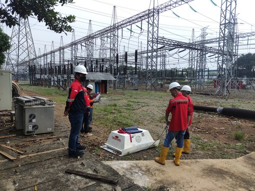 Alat Ground Penetrating Radar (GPR) sedang digunakan di lapangan.