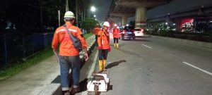 Tim PT Abhinaya Prima Enjinering sedang melakukan pengukuran georadar di malam hari.